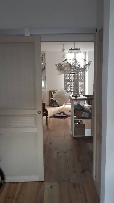 Une lumière traversante inonde l'appartement... les fenêtres permettent un courant d'air !