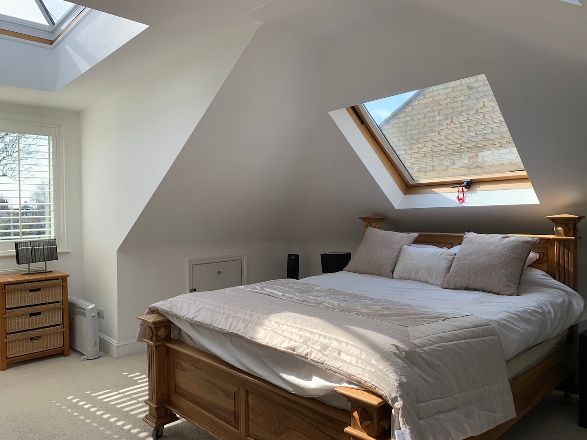 Светла стая с голямо двойно легло и самостоятелен апартамент