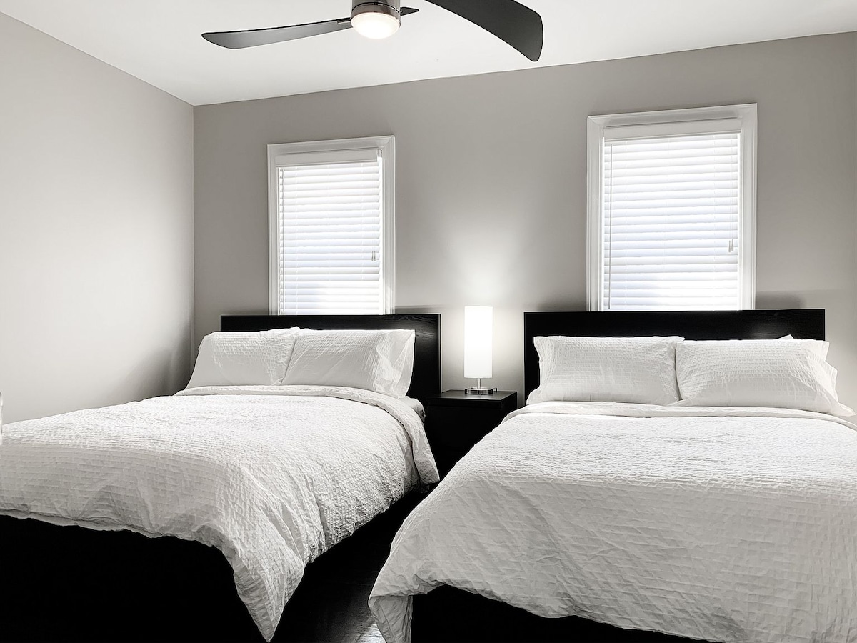 Moderno dormitorio privado con 2 lujosas camas con plataforma de tamaño doble.