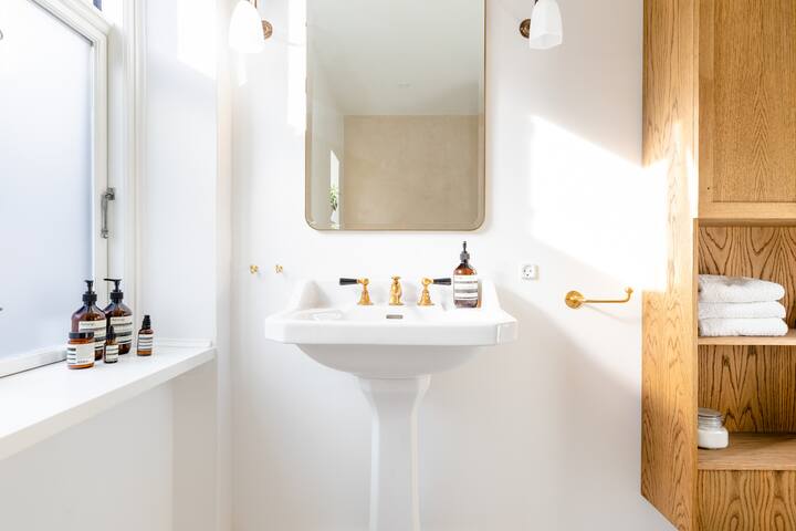 High-spec Renovated Central Townhouse gallery image 4