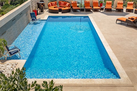 Ringway Villa-Pool, BBQ, A/C, Heated Indoor Pool