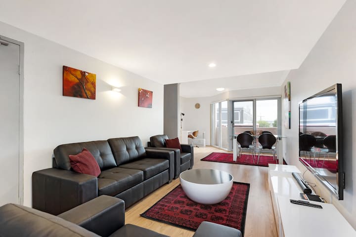 Modern 2 bedroom , great location , 2 car spaces .