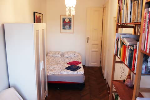 Top performing Airbnb: Centrally located sunny Art Studio in Josefstadt