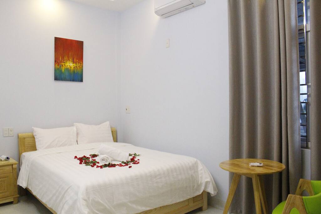  Mỗi phòng đều có quạt và máy lạnh giúp khách lựa chọn để tạo ra phòng mát mẻ