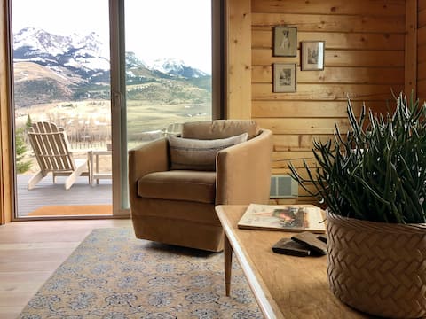 SIX MILE STABLE, A COZY PANORAMIC MOUNTAIN RETREAT