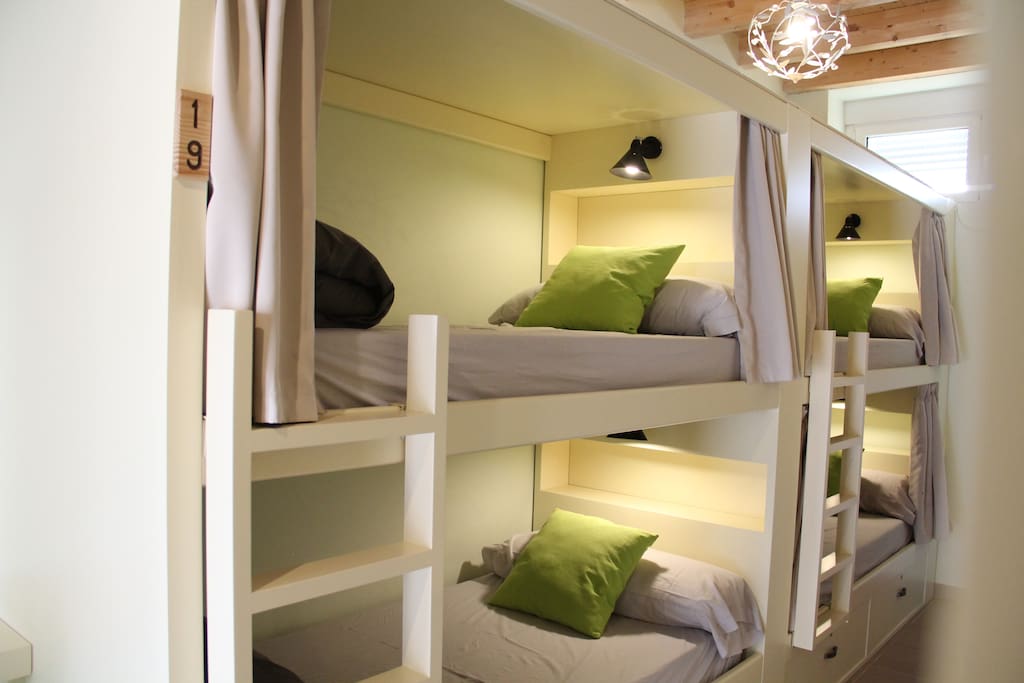Habitación con cajoneras con llave, luz independiente en cada cama y cortinas para una mayor privacidad