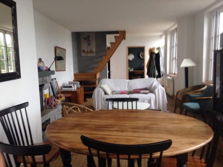 Მისაღები ოთახი ღია სამზარეულოთი