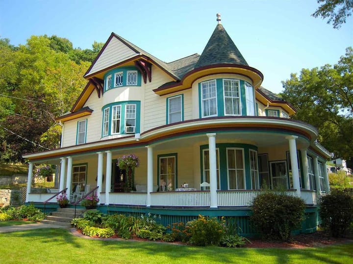 McGregor Manor Victorian Getaway