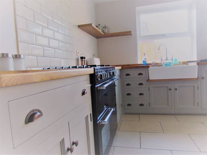 Spacious 5 bed, 2 mins to beach, bars/food & shops Houses for Rent in