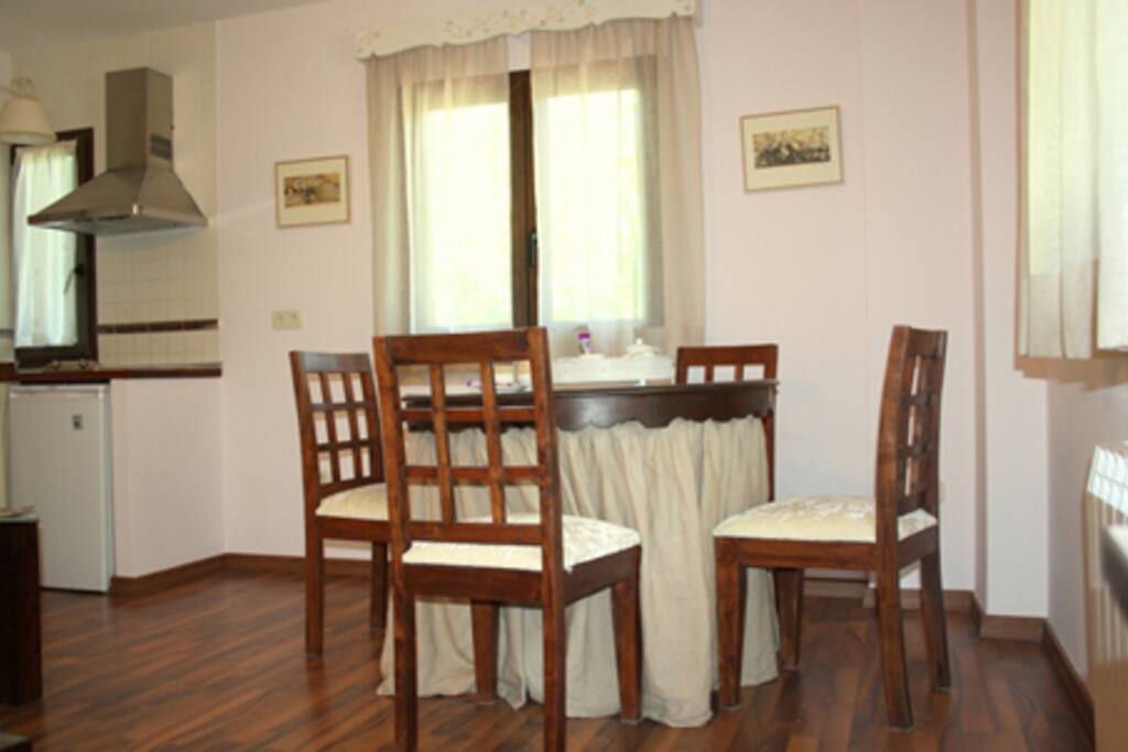 Salón comedor con cocina a la izquierda