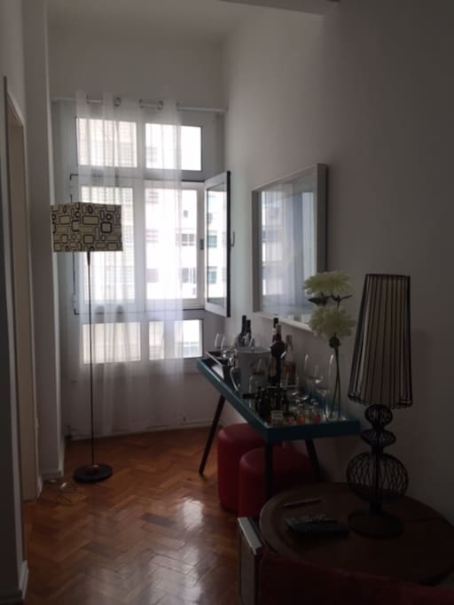 Sala. Alguns itens nesta foto não estão inclusos. ex: bebidas