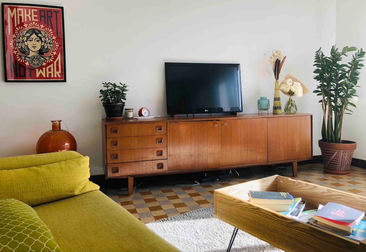 Top Airbnb: VAUBAN NEIGHBORHOOD LARGE APARTMENT WITH EXTERIOR in Marseille 6e Arrondissement