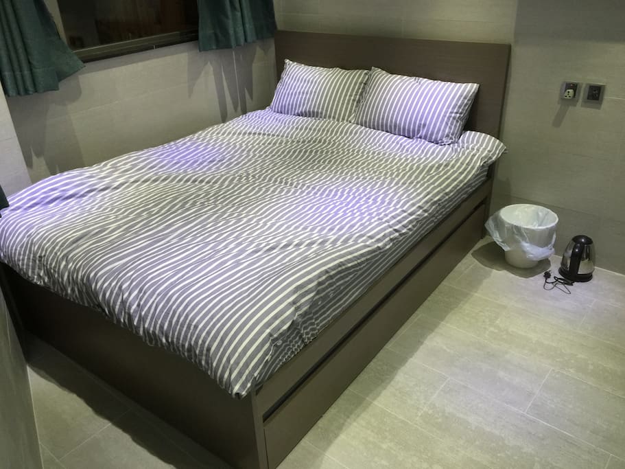 Queen sizes bed and room 5.5呎大型床房間