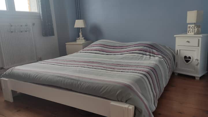 楼上卧室配备标准双人床（ 160x200 ）。