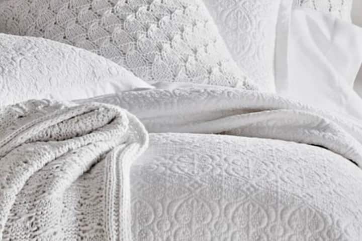 The King Bed
We've upgraded our linen!
The gorgeous white Sheridan collection. Sleep tight and enjoy
the luxury of freshly ironed sheets
a wool & silk doona plus an Alpaca blanket.Piles of pillows to sit up in bed with a cup of tea... or a hard tea!
