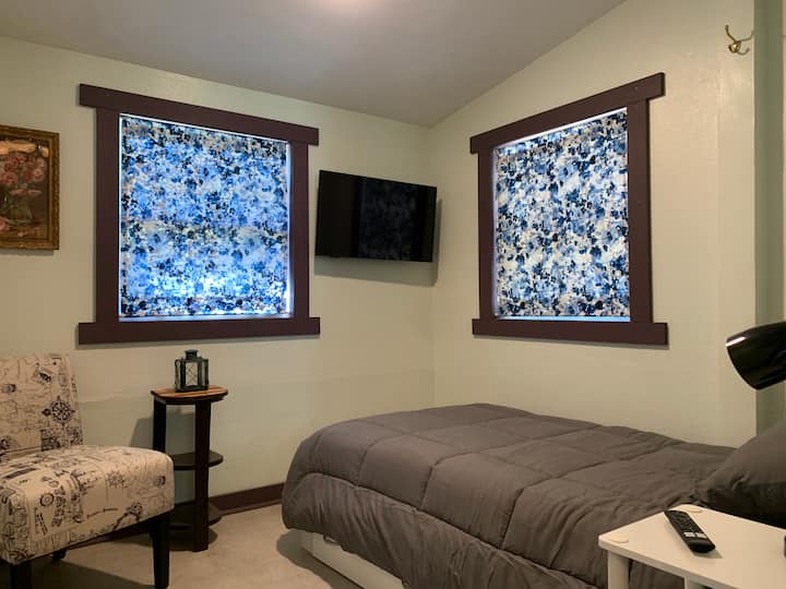 Táto druhá spálňa je pomerne malá len s oddelenými posteľami, ale pod ňou sú úložné zásuvky a televízor pre vaše potešenie.