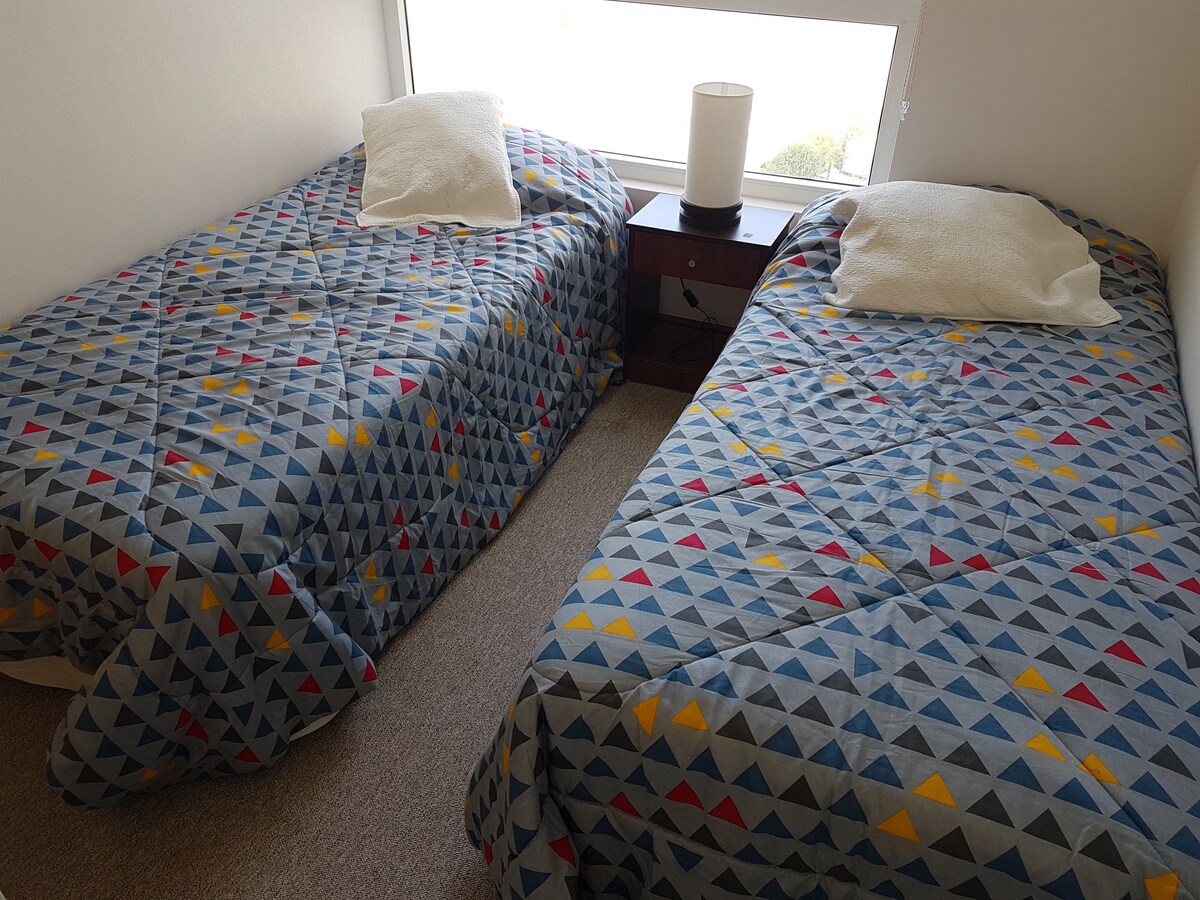 2 מיטות של מקום אחד בחדר השני