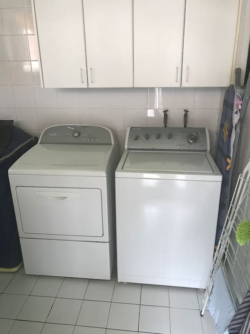 Cuarto de lavado equipado con lavadora y secadora