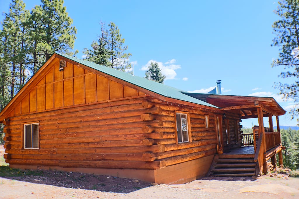 Front entrance to the cabin