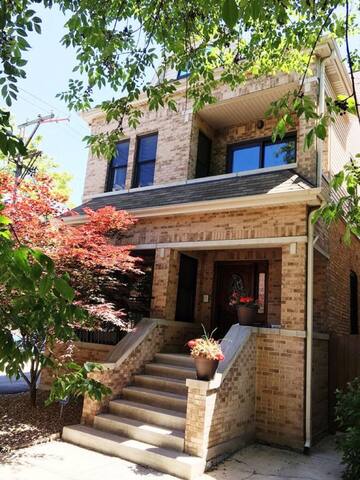 Home Near Wrigley *Free Parking & Pet Friendly!* gallery image 2