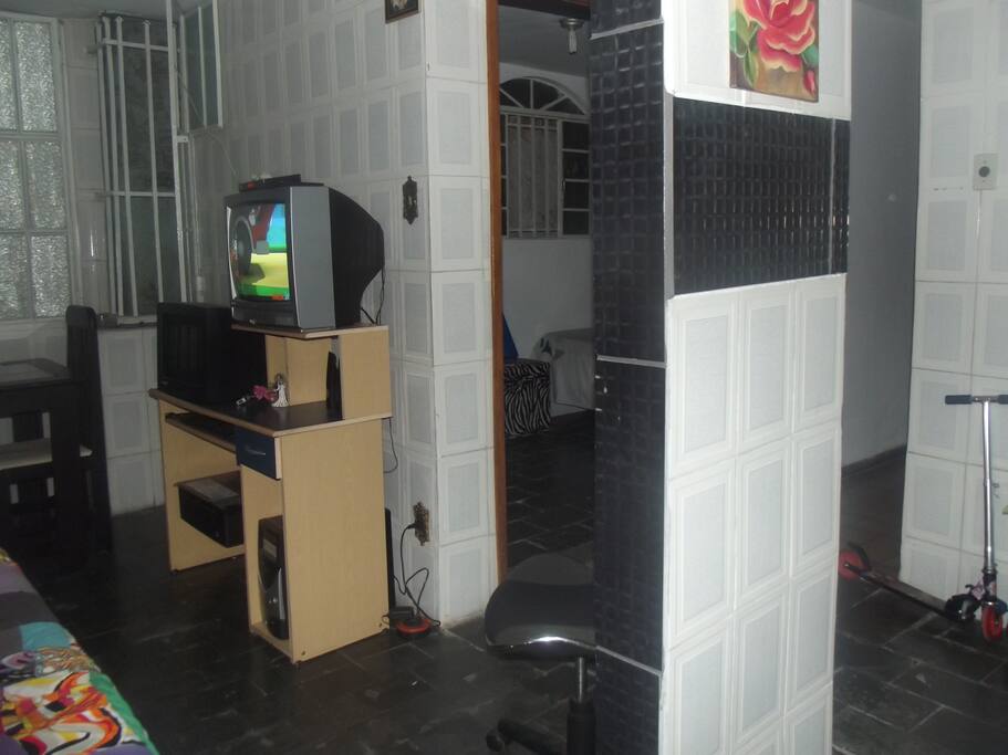 Entrada da sala, entrada da cozinha, entrada de um quarto que tem porta e pode ser alugado, corredor para outro quarto que não tem porta e pode ser alugado.