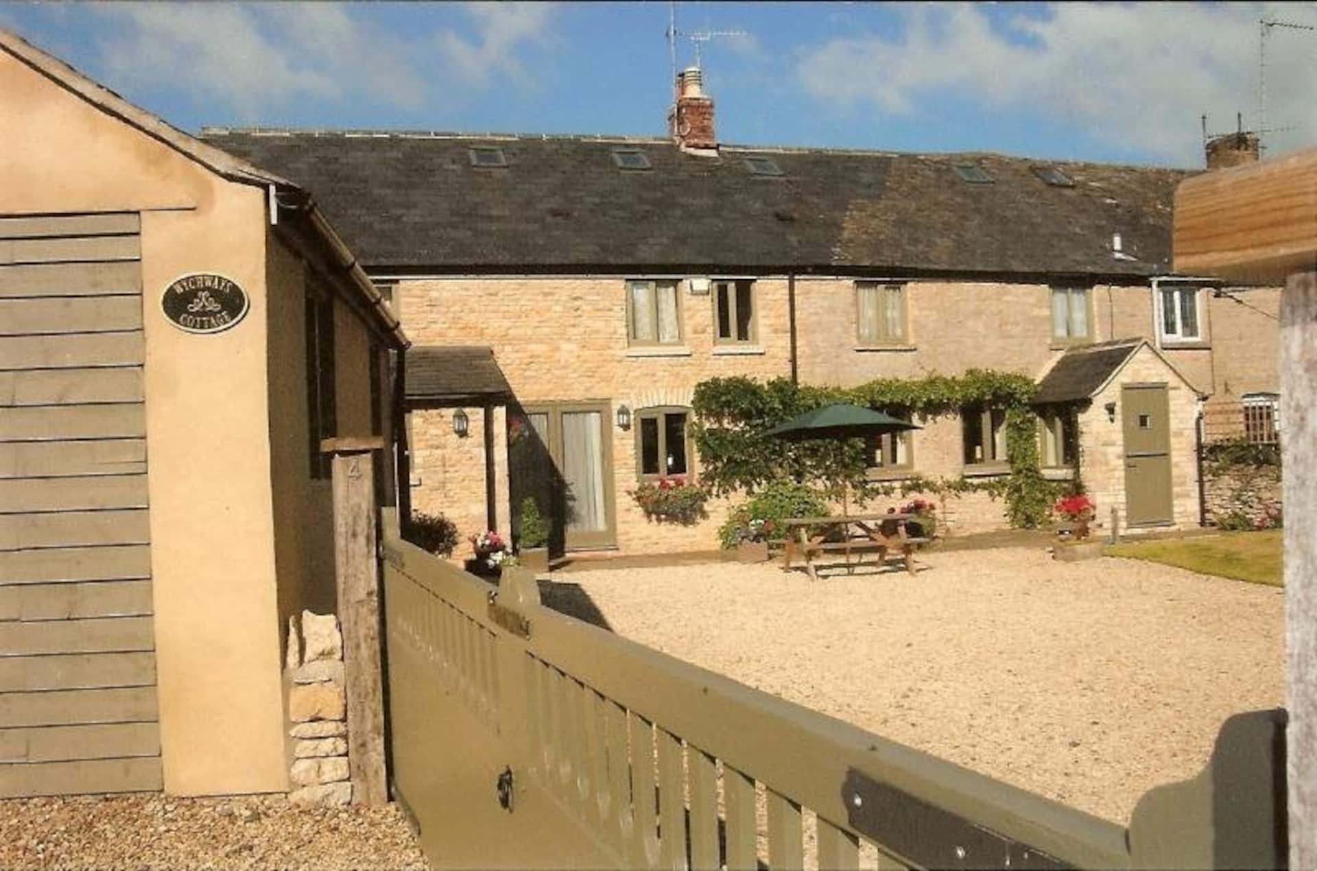 Cotswold cottage 2 bedrooms,2 Bath, sleeps four