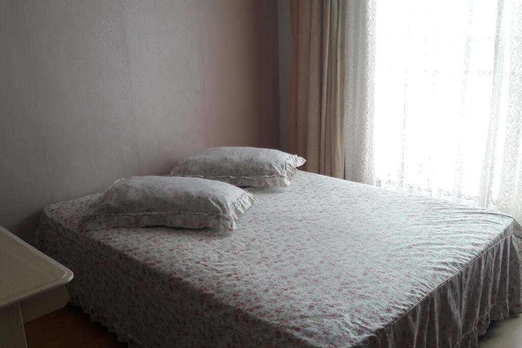 Quarto casal com sacada (dentro da residência da anfitriã)