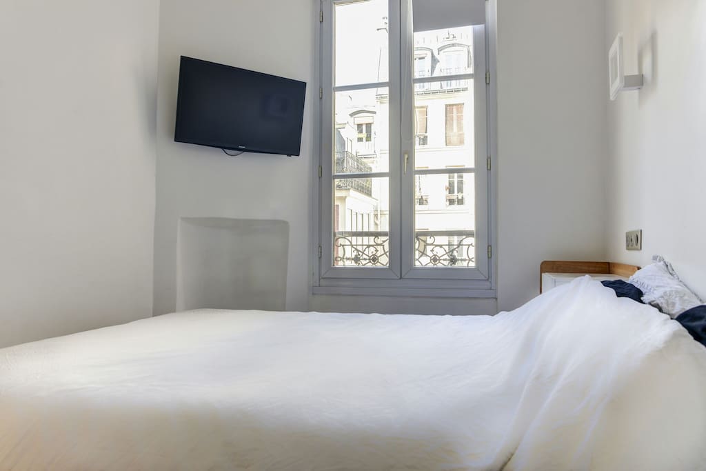Cozy bedroom with flat screen TV (Cable TV) & USB plugs in-wall