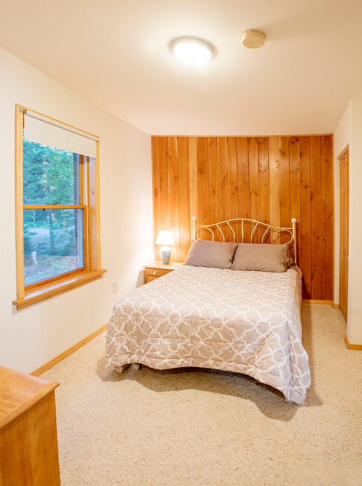 Dhoma e gjumit e vizitorëve - Krevat me madhësi të plotë.