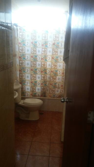 Baño privado de la habiatcion principal.