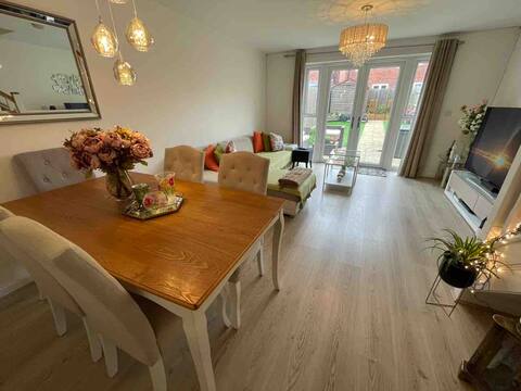 Bright, airy & beautiful home in a quiet location