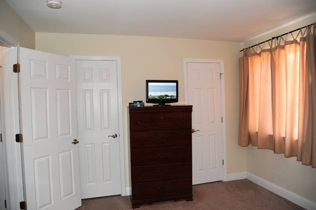 Oak Shores 110-Bedroom TV