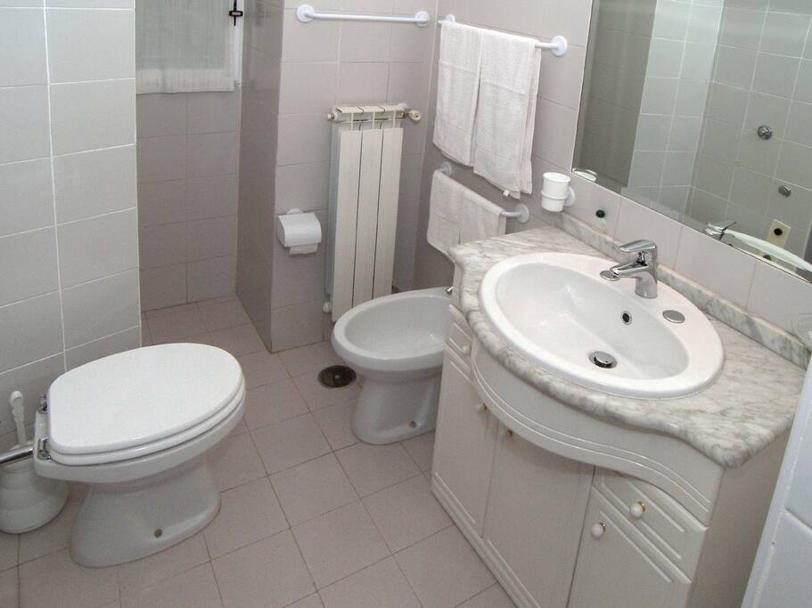 BATHROOM TRIPLE ROOM