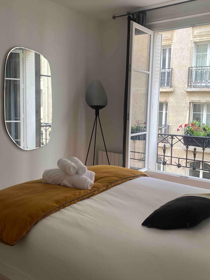 Dormitorio: cama queen size (160 cm x 200 cm) y colchón de alta calidad, muchos espacios de almacenamiento y escritorio