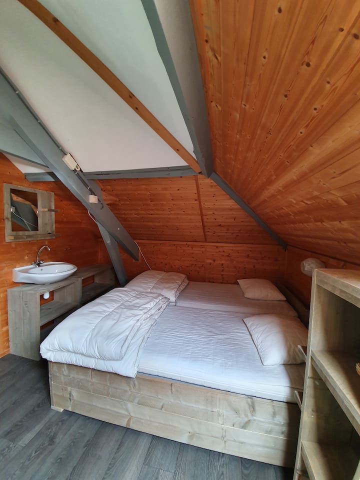 منطقة النوم 2 في الغرفة العلوية