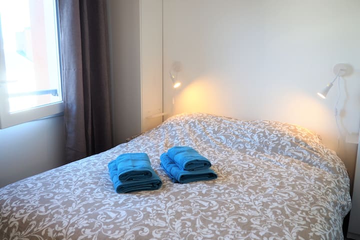 La habitación tiene un armario/armario de almacenamiento a cada lado de la cama (Queen Size). Como todas las habitaciones del apartamento, da al jardín tranquilo.