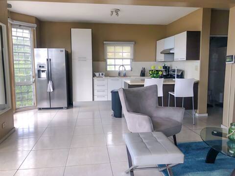 Charming & Central 2 BR near airport & beach