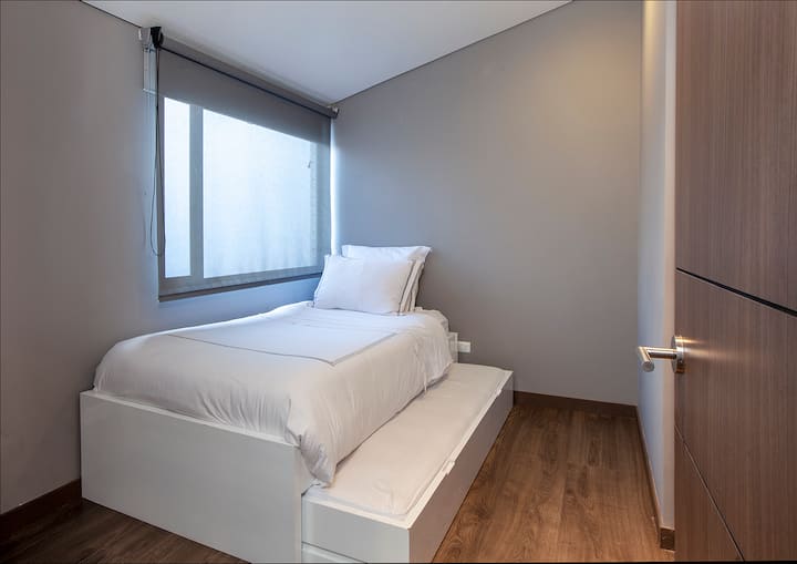 غرفة ثالثة ( سريران مفردان) سرير متحرك