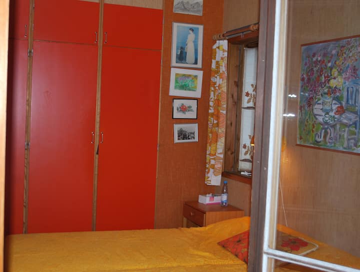 2号卧室，通往阳台。2张床宽2 * 90厘米