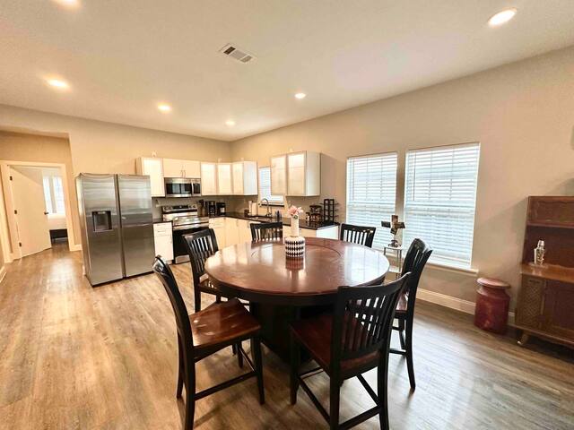 Sleeps 8, 4 Queen Beds, W/ Poker Table and Games! gallery image 3