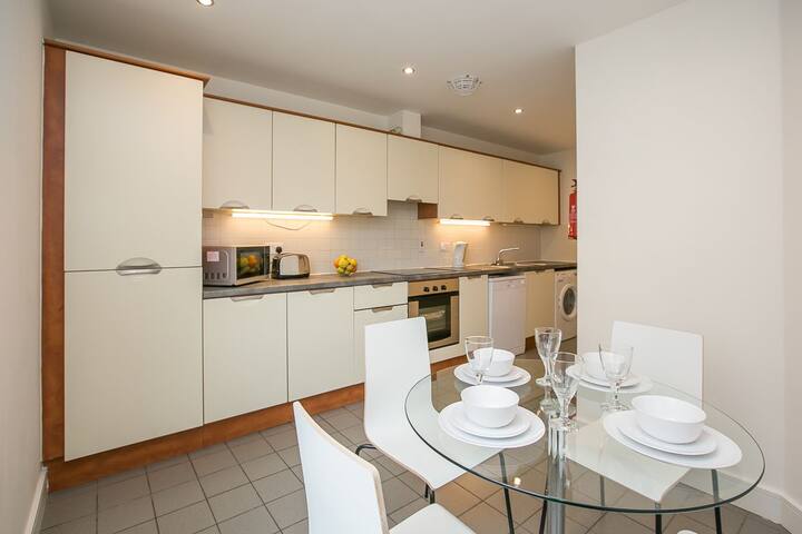 City Centre Spacious 3 Bed Family Apt with balcony gallery image 5