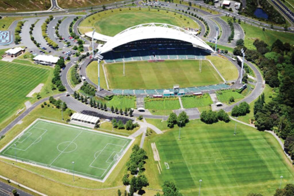 4 mins drive to QBE Stadium(
Auckland North Harbour Stadium)