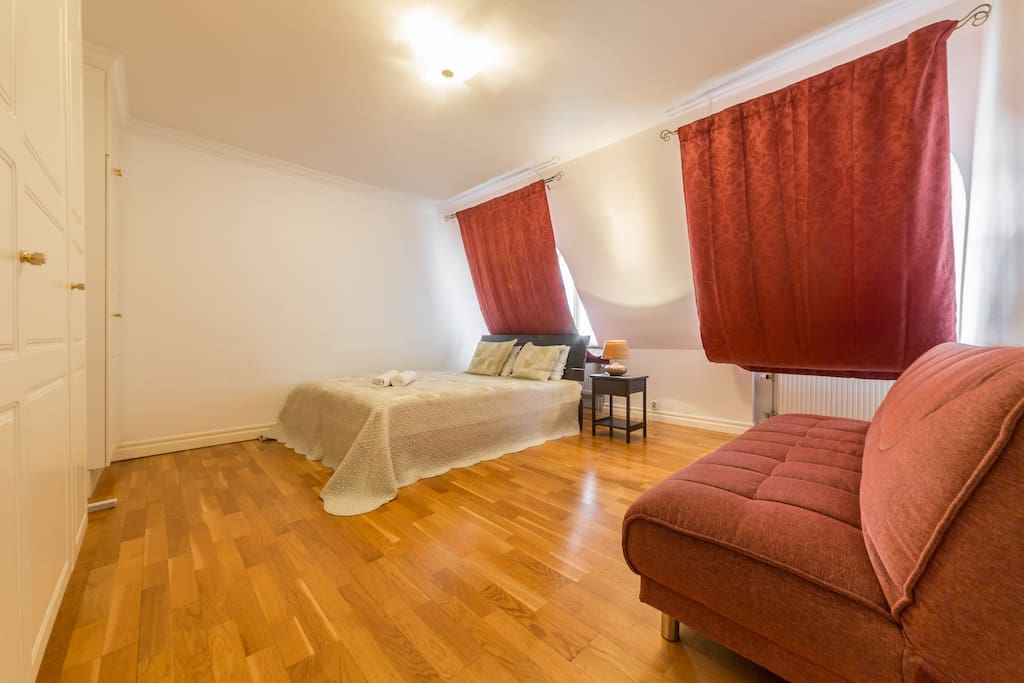 Quadruple room with double bed and sofa bed