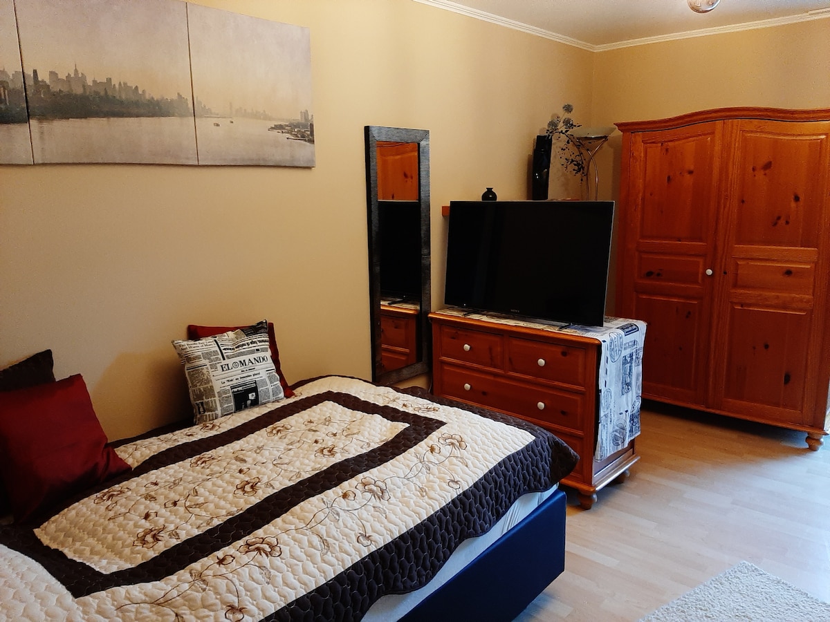 Kitanda cha chemchemi cha sanduku kilicho na kifua cha televisheni cha droo na kabati la nguo.