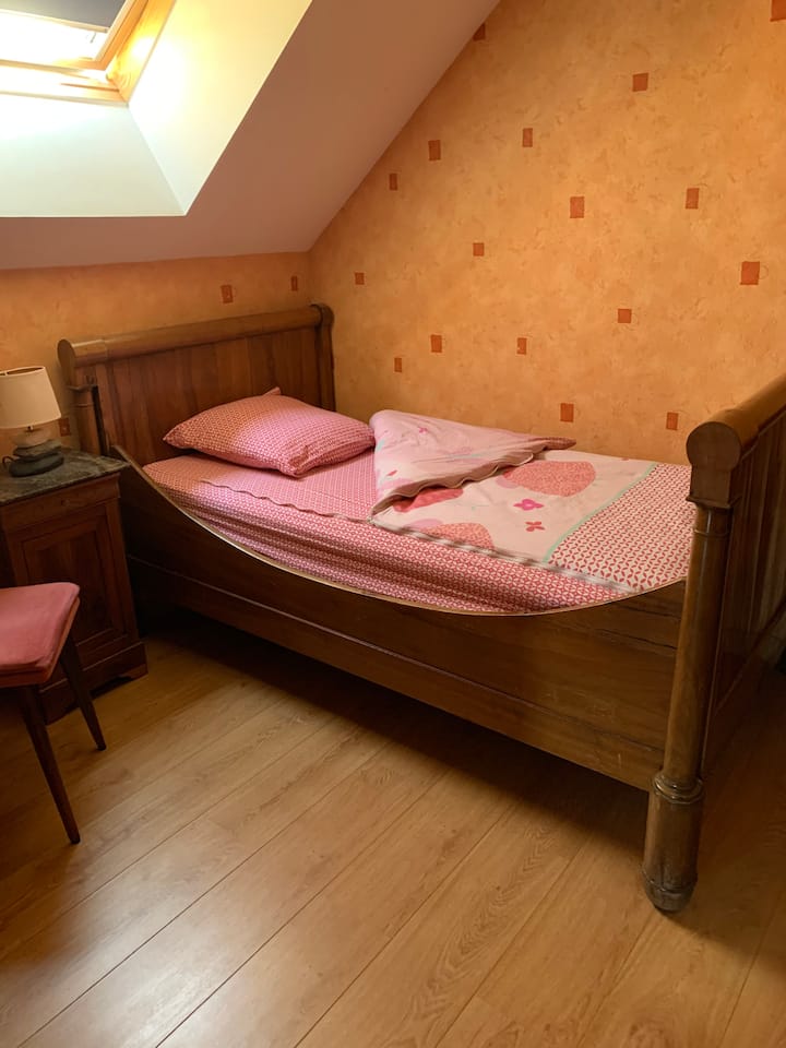 חדר שינה קטן למעלה עם מיזוג אוויר 