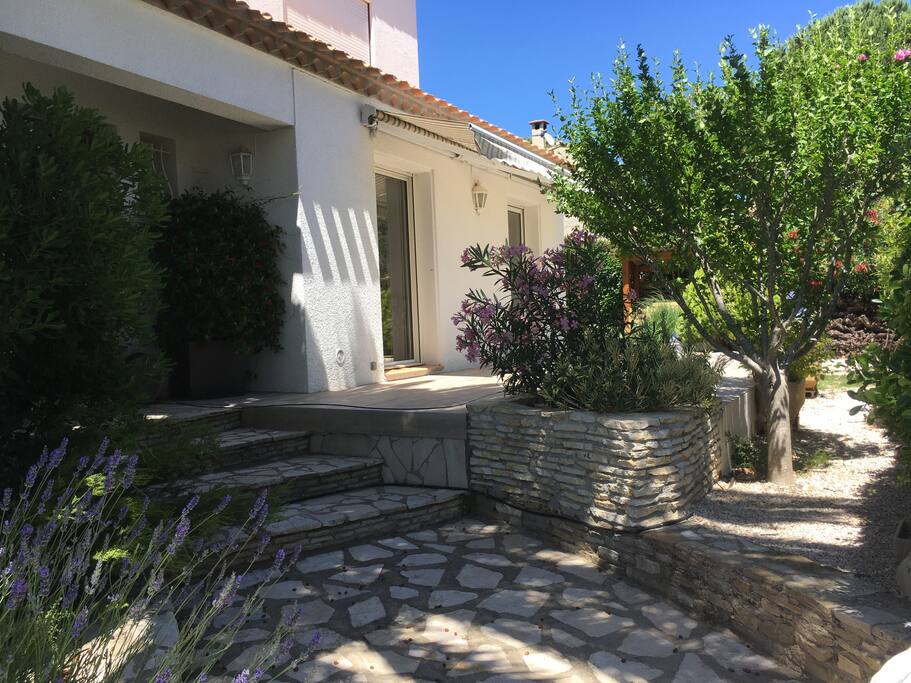 Entrée et terrasse Sud