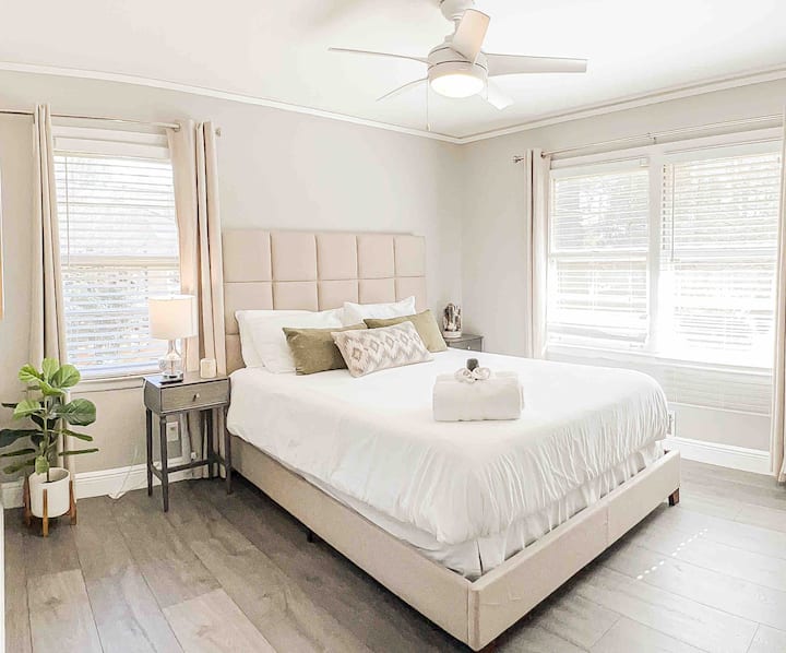 Ელეგანტური და ნათელი საძინებელი, იდეალურია მშვიდი და თანამედროვე სტუმრობისთვის.
#TravelEscape #ModernGetaway