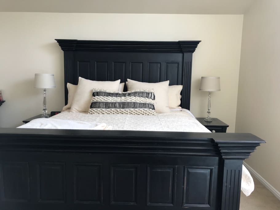 Bedroom 1: Master bedroom featuring an extremely comfortable kingsize bed with flat screen TV.