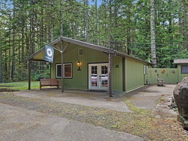 NEW LISTING! Cozy & comfortable home w/ large deck & firepit - dogs welcome!