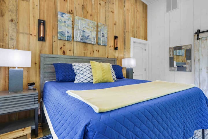 Hlavná spálňa s manželskou posteľou King.